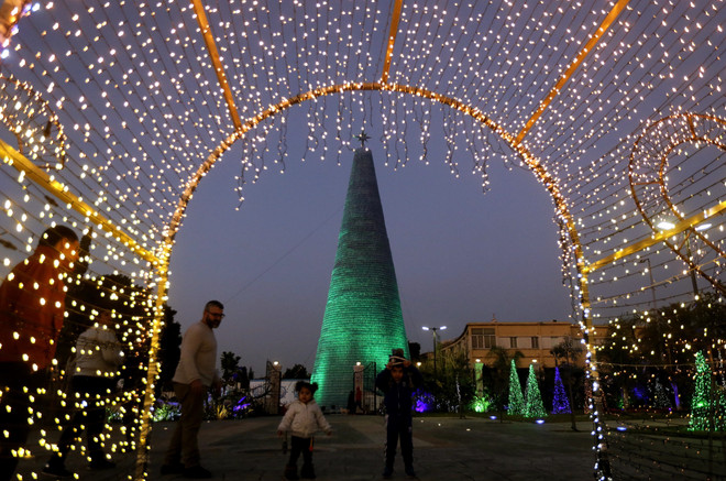 Chiêm ngưỡng cây thông Noel cao hơn 28m làm từ chai nhựa bỏ đi ảnh 1