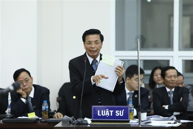 Luật sư Phạm Công Hùng bào chữa cho bị cáo tại phiên tòa. (Ảnh: Văn Điệp/TTXVN) Vụ MobiFone mua AVG: Những điểm nổi bật trong phiên tòa sơ thẩm ảnh 3