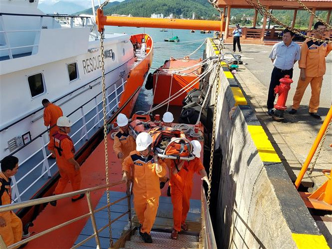 Cứu nạn thuyền trưởng bị đau nặng trên vùng biển Hoàng Sa ảnh 1