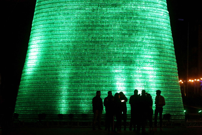 Chiêm ngưỡng cây thông Noel cao hơn 28m làm từ chai nhựa bỏ đi ảnh 2