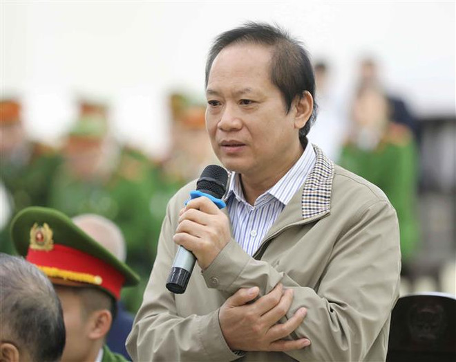 Bị cáo Trương Minh Tuấn trả lời các câu hỏi của luật sư. (Ảnh: Doãn Tấn/TTXVN) Vụ MobiFone mua AVG: Những điểm nổi bật trong phiên tòa sơ thẩm ảnh 4