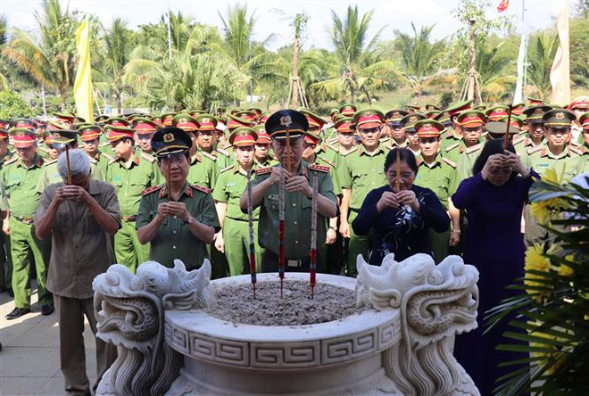 Bộ trưởng Tô Lâm tặng quà các gia đình chính sách ở Tây Ninh ảnh 2