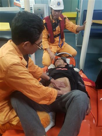 Cứu nạn thuyền trưởng bị đau nặng trên vùng biển Hoàng Sa ảnh 2