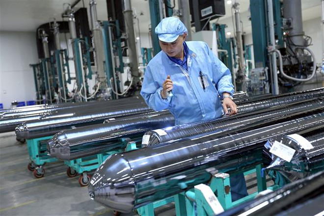 Chế tạo vật liệu sản xuất pin năng lượng mặt trời tại Công ty TNHH JA Solar Việt Nam, vốn đầu tư của Hong Kong (Trung Quốc) tại khu công nghiệp Quang Châu (Bắc Giang). (Ảnh: Danh Lam/TTXVN) ADB: Nhiều cơ sở để tin tưởng vào tiềm năng tăng trưởng của Việt Nam ảnh 2