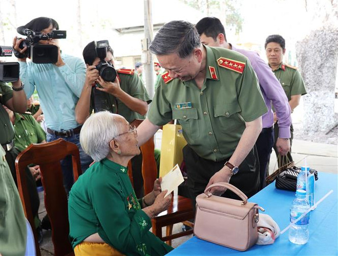Bộ trưởng Tô Lâm tặng quà các gia đình chính sách ở Tây Ninh ảnh 1