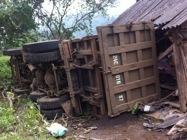 Lào Cai: Xe tải lật đè vào nhà dân, ba người may mắn thoát chết ảnh 1