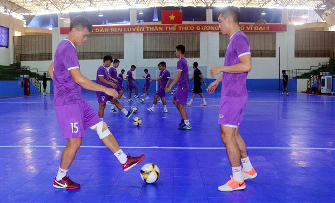 Các cầu thủ Futsal nam Việt Nam thực hiện các bài khởi động cùng Ban huấn luyện. (Ảnh: Đại Nghĩa/TTXVN) SEA Games 31: Các huấn luyện viên đánh giá cao tuyển Futsal Việt Nam ảnh 1