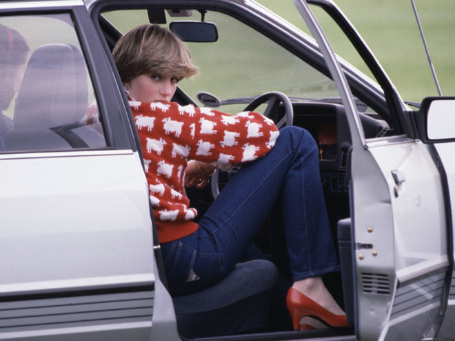 Diana được phát hiện ngồi trong xe khi Thái tử Charles tham dự một trận đấu polo. Ảnh chụp năm 1981. (Nguồn: Marie Claire) Những bức ảnh rất đẹp về Công nương Diana có thể bạn chưa biết ảnh 5