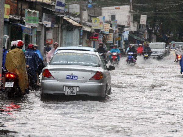 Giao thông tại Thành phố Hồ Chí Minh hỗn loạn sau cơn mưa lớn ảnh 1
