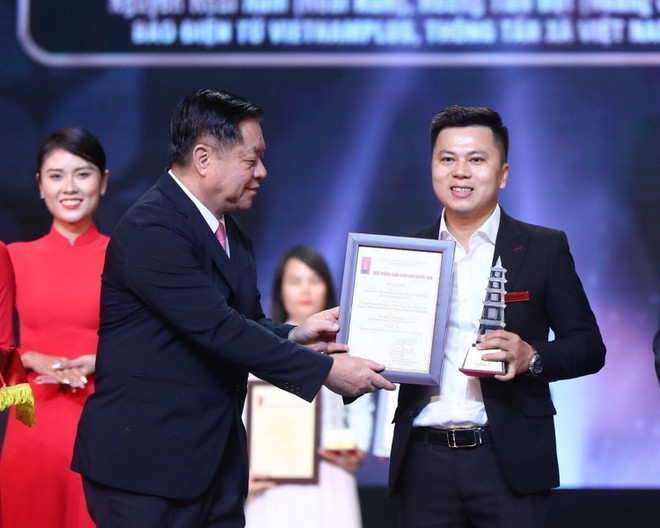 Le journaliste Vo Manh Hung, du journal en ligne VietnamPlus, a reçu à plusieurs reprises le Prix national de la presse. (Photo : PV/Vietnam+) le-trao-giai-bao-chi-quoc-gia-lan-thu-xvii-nam-2022-800.jpg