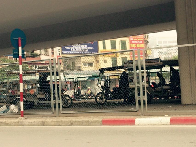 Xung quanh vụ việc đòi quyền trông giữ bãi xe chân cầu vượt Ngã Tư Sở ảnh 2