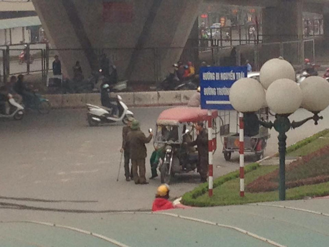 Xung quanh vụ việc đòi quyền trông giữ bãi xe chân cầu vượt Ngã Tư Sở ảnh 3