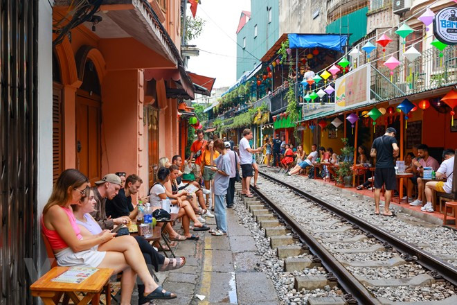 Cục Đường sắt kiến nghị dẹp bỏ 'phố càphê đường tàu' Hà Nội ảnh 1