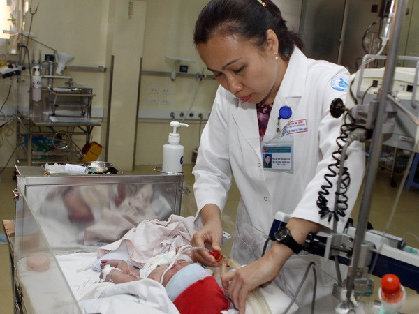 Cứu sống trẻ sơ sinh 2 ngày tuổi khỏi khối bướu máu khổng lồ ảnh 1