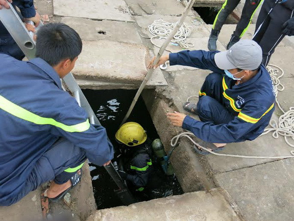 Chạy đua thời gian để tìm kiếm bé trai mất tích dưới cống nước ảnh 1