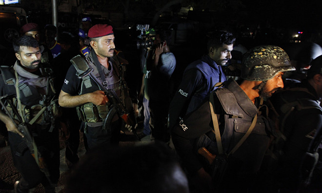 Tấn công đẫm máu tại sân bay lớn nhất Pakistan, 12 người chết ảnh 1