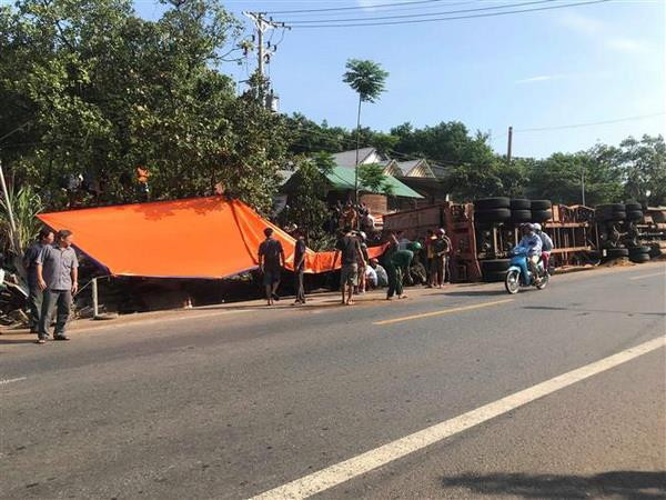 Lật xe container chở phế liệu, 2 anh em ruột bị đè chết không ai biết ảnh 1