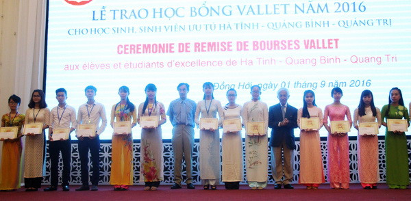 Trao học bổng Vallet cho học sinh, sinh viên ưu tú ba tỉnh miền Trung ảnh 1