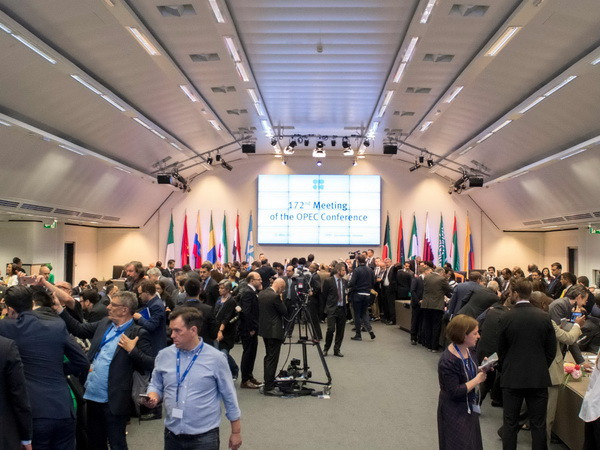 Giá dầu biến động sau khi các nước sản xuất duy trì giảm sản lượng ảnh 1