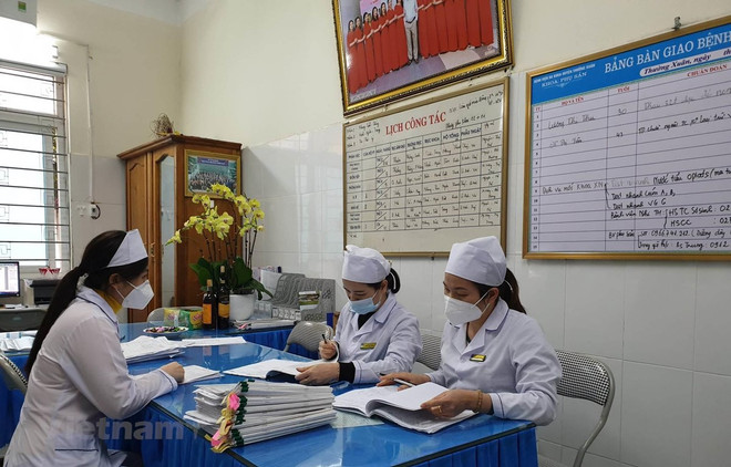 Bảo đảm đãi ngộ xứng đáng và cải cách tiền lương đối với cán bộ y tế ảnh 2