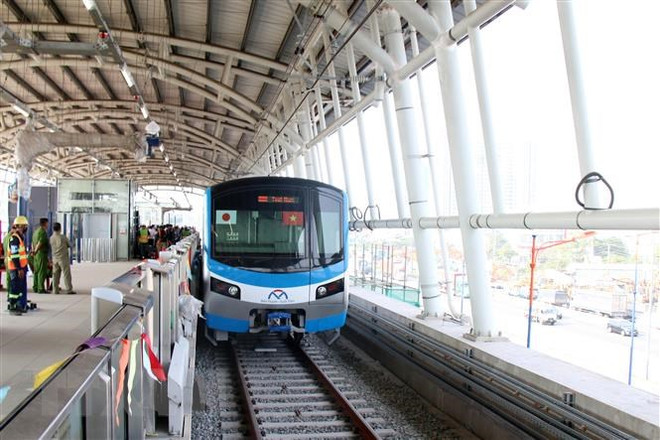 Tàu metro số 1 dừng ở ga Bình Thái. (Ảnh: Tiến Lực/TTXVN) TP.HCM: Xử lý thông tin về vướng mắc của Dự án Đường sắt đô thị ảnh 1