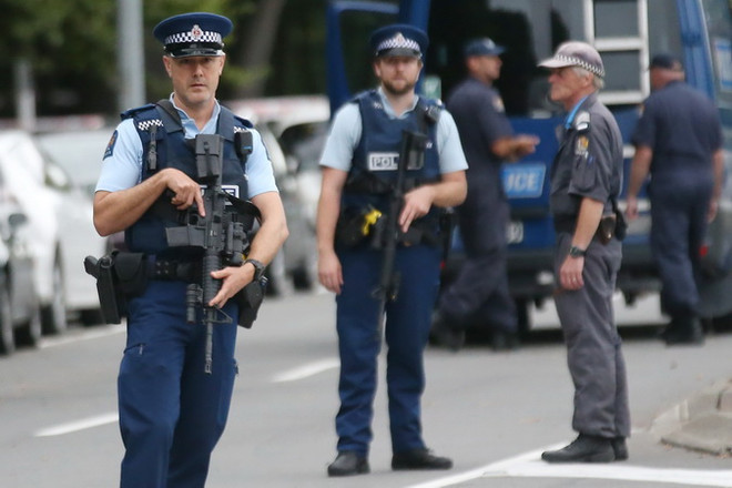 Cảnh sát New Zealand. (Ảnh: AFP/TTXVN) New Zealand đưa vào sử dụng cảnh sát người máy ứng dụng AI ảnh 1
