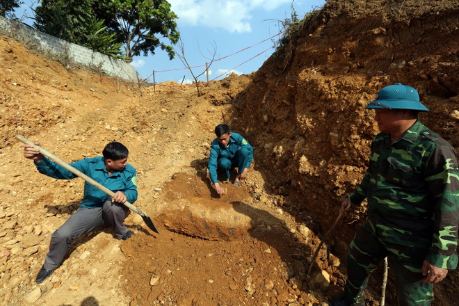 Cán bộ, chiến sỹ Ban Chỉ huy Quân sự thành phố Điện Biên Phủ đang xem xét khả năng hủy nổ an toàn quả bom. (Ảnh: Phan Tuấn Anh/TTXVN) Điện Biên: Phát hiện quả bom nặng hơn 300kg từ thời chiến tranh ảnh 4
