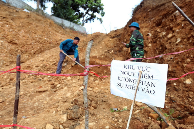 Biển cảnh báo tại khu vực phát hiện bom. (Ảnh: Phan Tuấn Anh/TTXVN) Điện Biên: Phát hiện quả bom nặng hơn 300kg từ thời chiến tranh ảnh 1