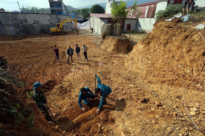 Cán bộ, chiến sỹ Ban Chỉ huy Quân sự thành phố Điện Biên Phủ đang xem xét khả năng hủy nổ an toàn quả bom. (Ảnh: Phan Tuấn Anh/TTXVN) Điện Biên: Phát hiện quả bom nặng hơn 300kg từ thời chiến tranh ảnh 3