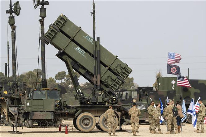 Hệ thống phòng không Patriot của Mỹ trong cuộc tập trận chung Mỹ-Israel tại căn cứ Hatzor ở Israel. (Ảnh: AFP/TTXVN) Mỹ 'bật đèn xanh' cho các thỏa thuận vũ khí với Ba Lan và Na Uy ảnh 1