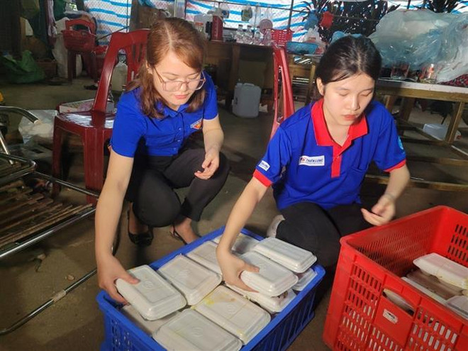 Nhóm tình nguyện viên huyện Pác Nặm (Bắc Kạn) chuẩn bị cơm cho các thí sinh có hoàn cảnh khó khăn. (Ảnh: Vũ Hoàng Giang/TTXVN) Những suất cơm miễn phí cho thí sinh có hoàn cảnh khó khăn ảnh 3