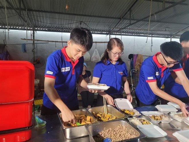 Nhóm tình nguyện viên huyện Pác Nặm (Bắc Kạn) chuẩn bị cơm cho các thí sinh có hoàn cảnh khó khăn. (Ảnh: Vũ Hoàng Giang/TTXVN) Những suất cơm miễn phí cho thí sinh có hoàn cảnh khó khăn ảnh 2