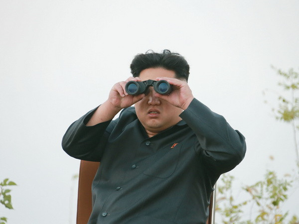 Nhà lãnh đạo Kim Jong Un chỉ đạo các phi công tập cất cánh và hạ cánh trên đường băng. (Nguồn: THX/TTXVN) Lãnh đạo Triều Tiên Kim Jong-un thị sát cuộc tập trận quy mô lớn ảnh 1