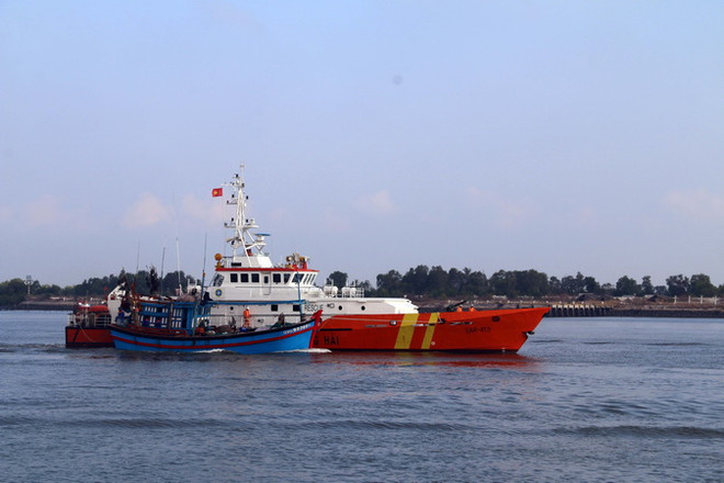 Cứu hộ ba thuyền viên tàu Phú Mỹ 17 bị chìm tại vịnh Gành Rái ảnh 1