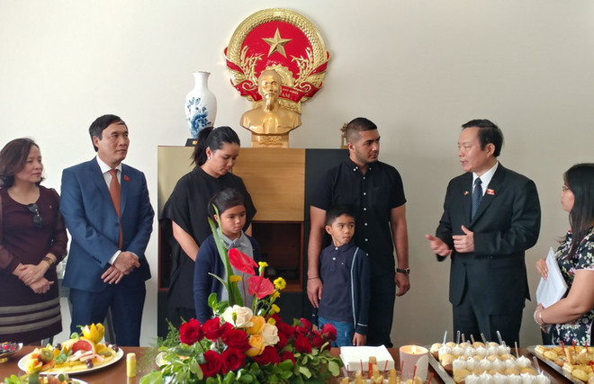 Đoàn Quốc hội Việt Nam dâng hoa tại tượng đài Bác Hồ ở Madagascar ảnh 2