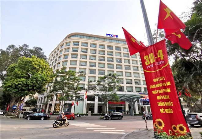 Cờ hoa được trang trí rực rỡ trên phố Lý Thường Kiệt. (Ảnh: Thành Đạt/TTXVN) Điện mừng kỷ niệm 45 năm Giải phóng miền Nam, thống nhất đất nước ảnh 1