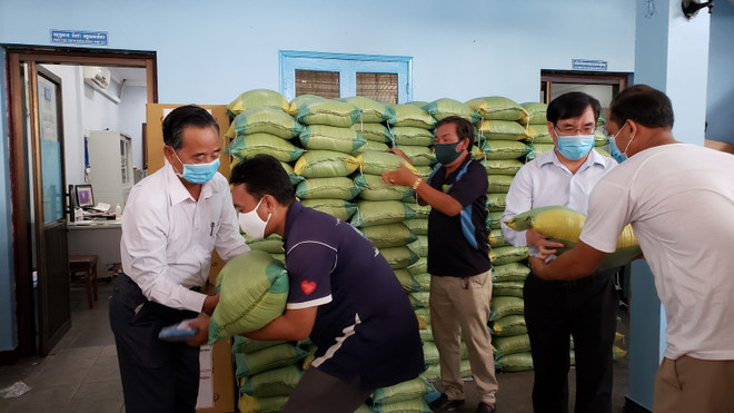 Tiếp tục hỗ trợ cho bà con Campuchia gốc Việt gặp khó khăn do COVID-19 ảnh 2