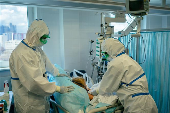 Nhân viên y tế điều trị cho bệnh nhân mắc COVID-19 tại một bệnh viện ở Moskva, Nga. (Ảnh: AFP/TTXVN) Số ca mắc COVID-19 tại Nga và Belarus tăng cao kỷ lục ảnh 1