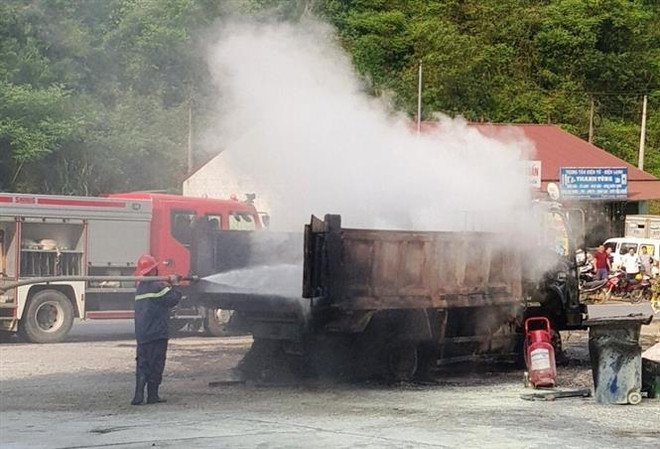 Cao Bằng: Xe tải bất ngờ bốc cháy ngay tại cây xăng ảnh 1