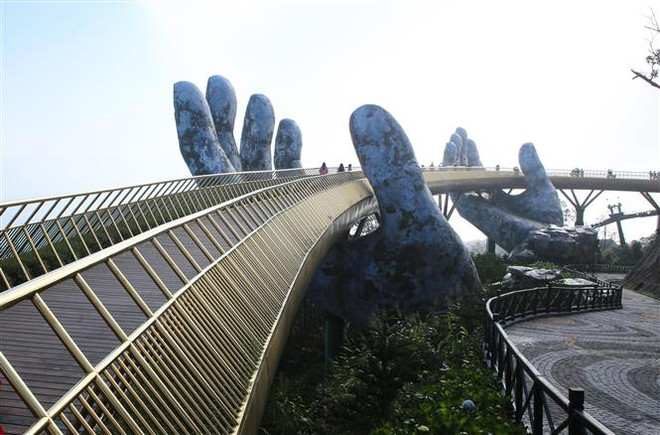 Khu du lịch Sun World Bà Nà Hills (Đà Nẵng) được mở cửa đón khách tham quan trở lại từ ngày 30/4. (Ảnh: Trần Lê Lâm/TTXVN) Đảm bảo an toàn phòng dịch COVID-19 tại các điểm du lịch dịp nghỉ lễ ảnh 2