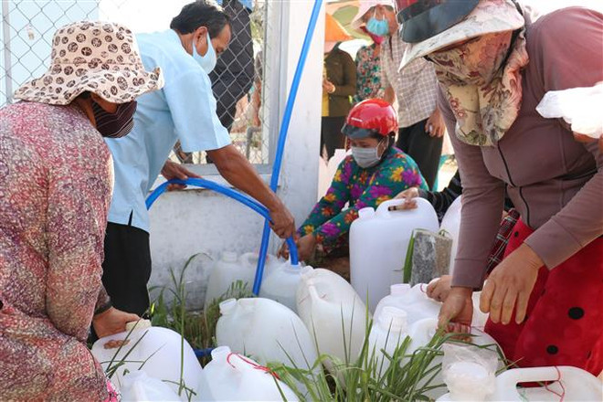 Bàn giao máy lọc nước cho người dân vùng hạn mặn Bến Tre ảnh 3