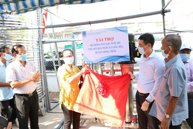 Bàn giao máy lọc nước cho người dân vùng hạn mặn Bến Tre ảnh 2