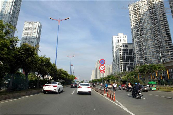 Một đoạn xa lộ Hà Nội, Quận 2 trong những ngày kỷ niệm 45 năm Ngày Giải phóng miền Nam. (Ảnh: Thanh Vũ/TTXVN) TP. Hồ Chí Minh 45 năm phát triển và khát vọng vươn lên tầm cao mới ảnh 3