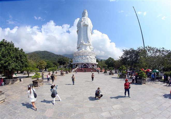 Các điểm du lịch trên địa bàn thành phố Đà Nẵng hoạt động trở lại nhưng vẫn đảm bảo quy định về giãn cách xã hội. (Ảnh: Trần Lê Lâm/TTXVN) Đảm bảo an toàn phòng dịch COVID-19 tại các điểm du lịch dịp nghỉ lễ ảnh 1