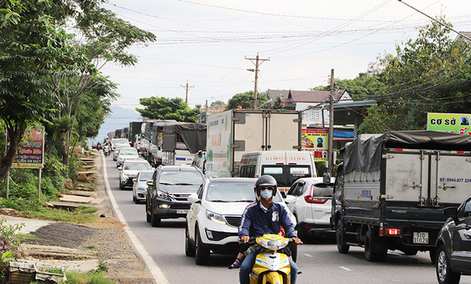 Du khách đổ lên Đà Lạt nghỉ lễ, đèo Bảo Lộc kẹt cứng nhiều giờ ảnh 1