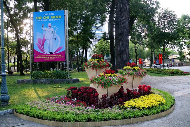 Cờ hoa được trang trí tại ngã tư đường Lê Duẫn-Pasteur, Quận 1. (Ảnh: Thanh Vũ/TTXVN) TP. Hồ Chí Minh 45 năm phát triển và khát vọng vươn lên tầm cao mới ảnh 1