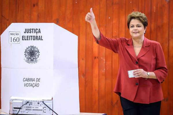 Với thắng lợi của đảng PT, bà Rousseff có thể tiếp tục mở rộng những thành tựu to lớn trong phát triển kinh tế-xã hội Brazil. (Ảnh: AFP/TTXVN) Kết quả sơ bộ bầu cử Brazil: Tổng thống Rousseff tái đắc cử ảnh 1