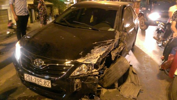 Chiếc Camry bị vỡ nát một bên thân. (Ảnh: Việt Phương/Vietnam+) Camry tông xe tải trên đường Nghi Tàm, hai phương tiện hư hỏng nặng ảnh 1