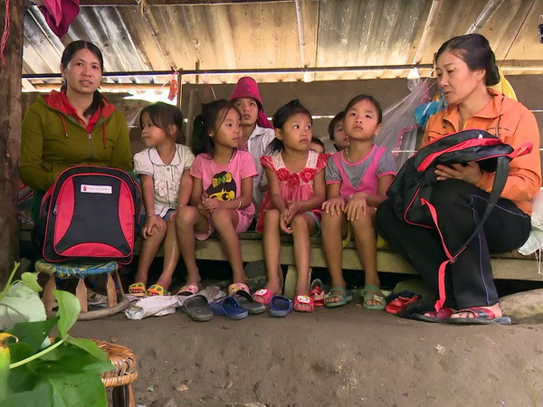 Học sinh vùng lũ Mường La phấn khởi đón ngày khai giảng sớm ảnh 3