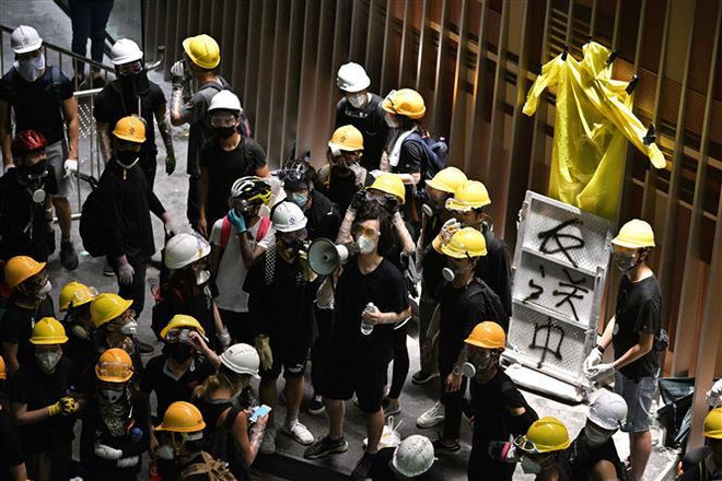 Hong Kong: Biểu tình cực đoan tại Văn phòng Liên lạc của Trung Quốc ảnh 1